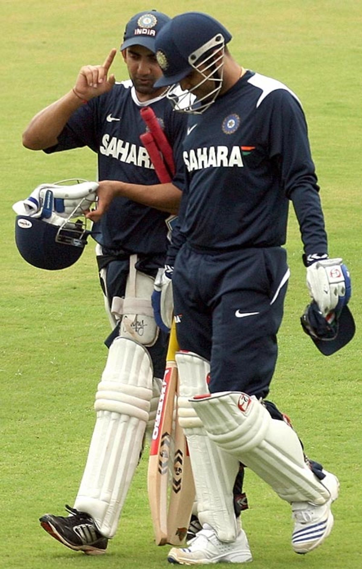 Gautam Gambhir and Virender Sehwag discuss a point | ESPNcricinfo.com 