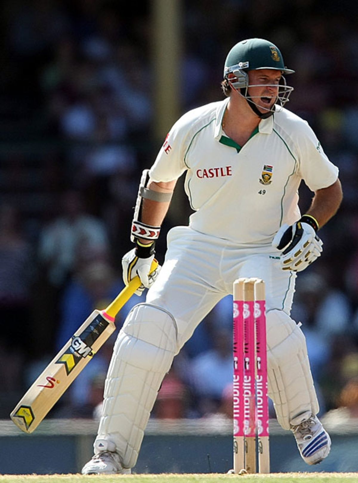 Graeme Smith reacts after being hit on his left arm, Australia v South Africa, 3rd Test, 2nd day, Sydney, January 4, 2009 @PA Photos