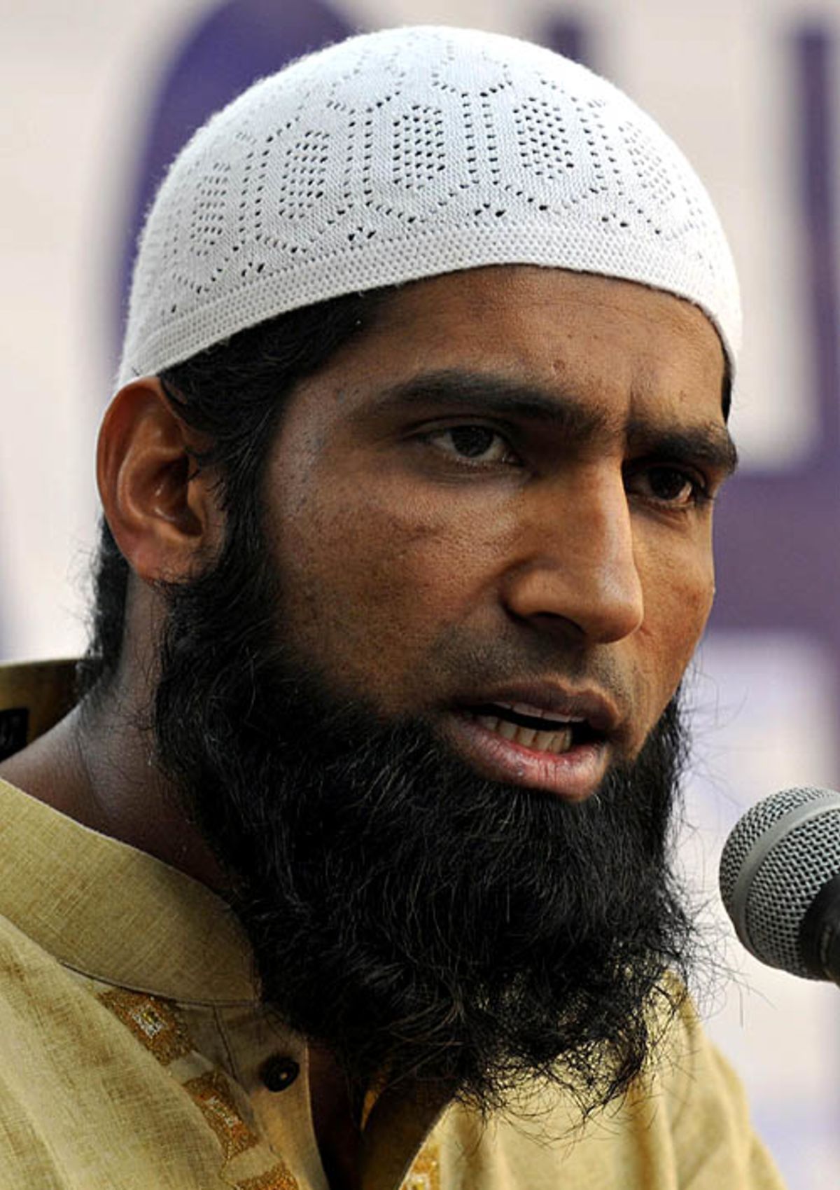 Mohammad Yousuf arrives for a media briefing in Karachi | ESPNcricinfo.com