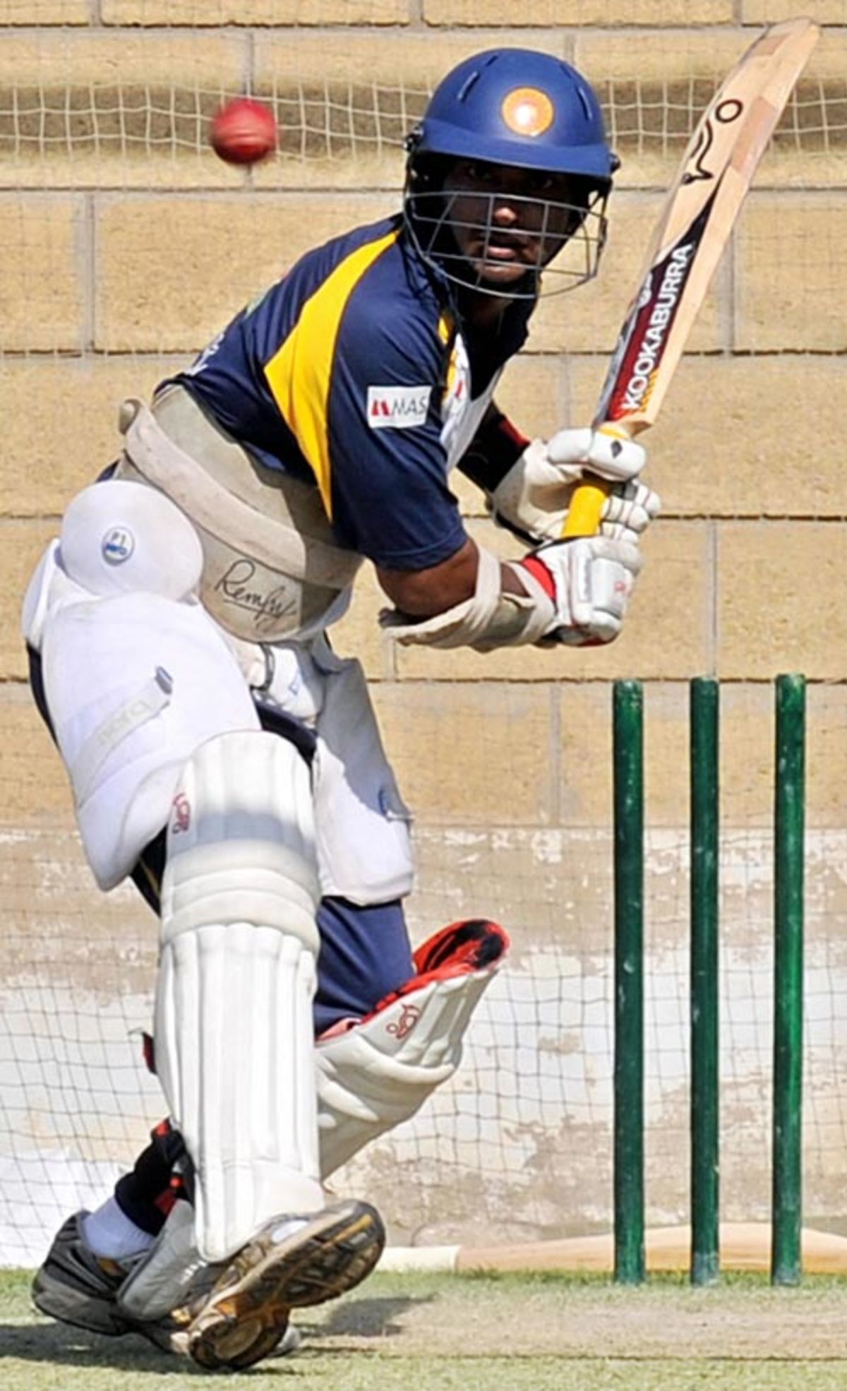 Mahela Jayawardene throws
