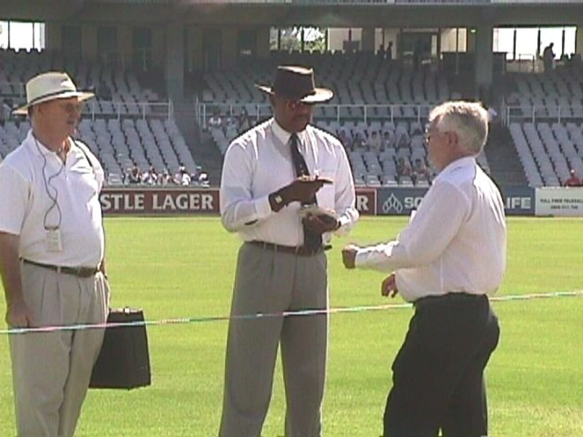 Croft (centre) with SA Test umpire Cyril Mitchley (right) and former England player Roger Prideaux.