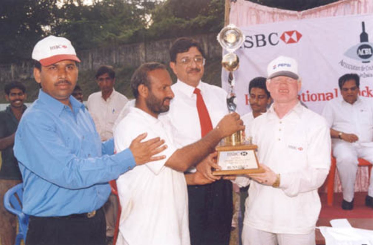 Prakash Kuruvilla, Senior Manager South India, HSBC, presents the