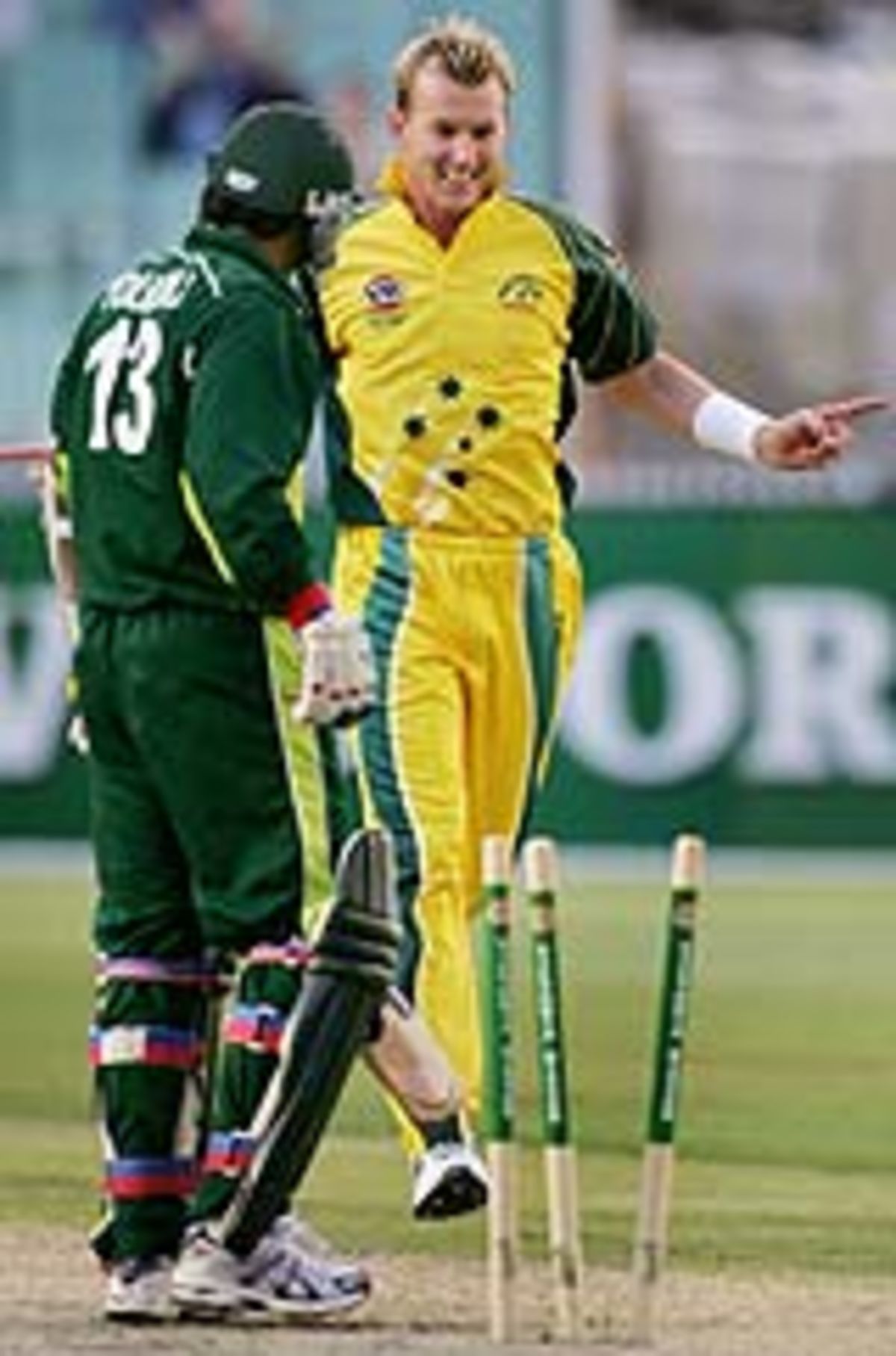 Brett Lee castles Yousuf Youhana, Australia v Pakistan, 1st final, VB Series, Melbourne, February 4, 2005