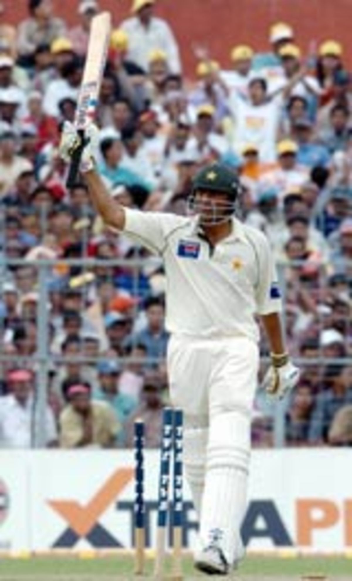 Younis Khan Acknowledges The Crowd After Getting To Fifty ...