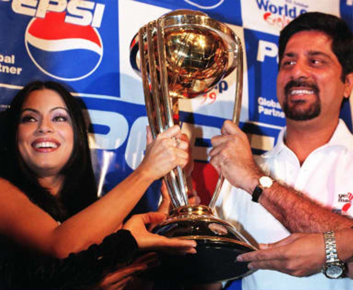 Indian actress Mahima Chowdhury (L) and former Indian cricket player Shrikant hold up the Cricket World Cup trophy during a press preview on 05 April 1999 in New Delhi.  Sixteen countries will be battling for the cup in England next May, as millions of Indians gear up for  the most important encounter in their favourite sport.