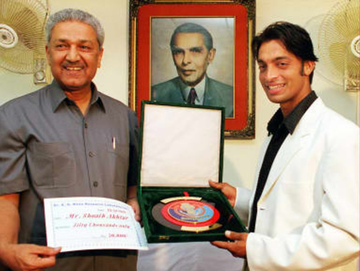 Pakistan's renowned scientist Abdul Qadeer Khan presents a shield and a certificate to Pakistan's fastest cricket bowler, Shoaib Akhtar at Khan's Research Laboratory  in Islamabad 22 April 1999.  Akhtar received a total sum of 150,000 rupees (3,000 USD) from KRL for his best performance in the recent Sharjah Cup and triangular series in India.
