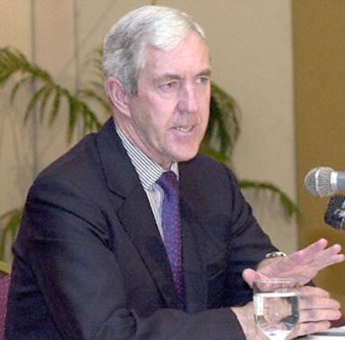 30 Apr 2001: ICC anti-corruption panel chief, Paul Condon speaks to the press at Colombo.