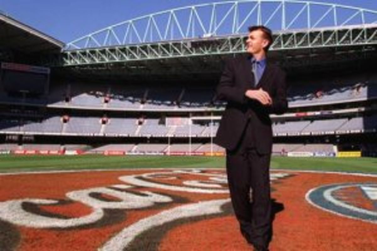 Adam Gilchrist inspects Colonial Stadium