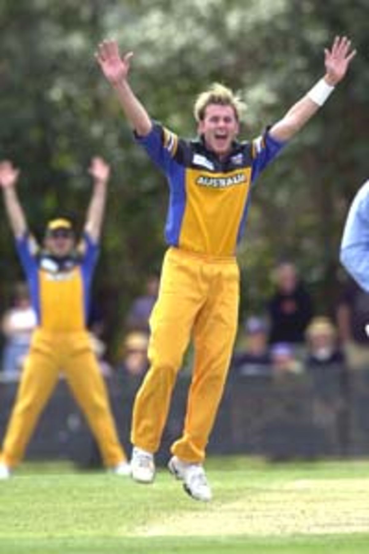 brett-lee-appeals-queensland-xi-v-australian-xi-2000-01