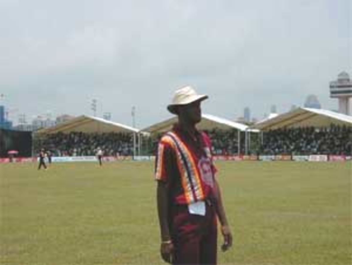 Courtney Walsh taking his position in the deep, India v West Indies (Final), Coca-Cola Singapore Challenge, 1999-2000, Kallang Ground, Singapore, 8 Sep 1999