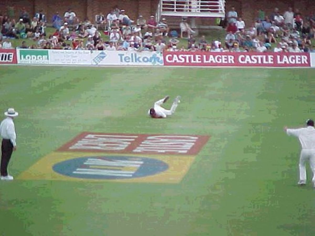 Caddick takes the catch to dismiss Kallis, the second wicket for England on the first morning of the Second Test against South Africa in Port Elizabeth. (9 December 1999)
