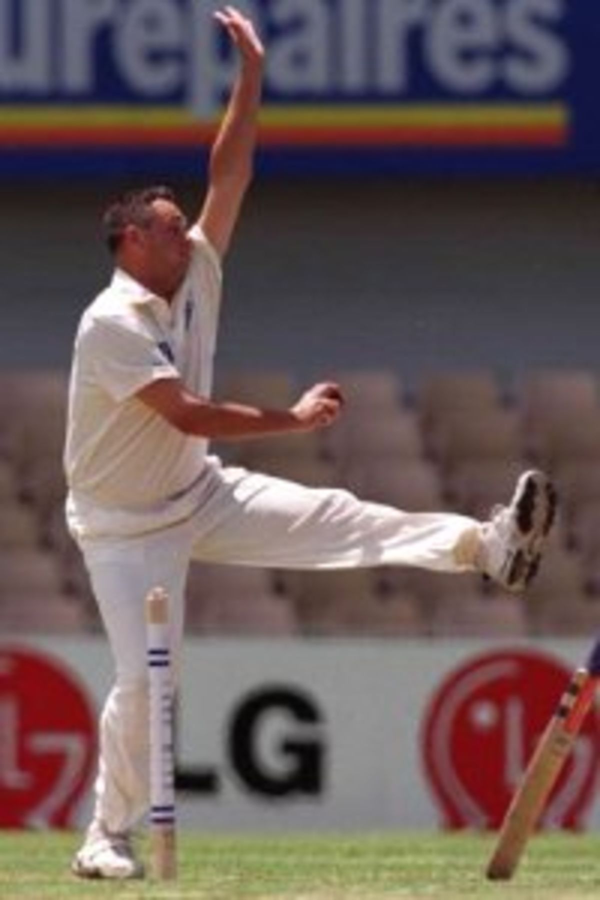 19 Nov 1999: Don Nash of New South Wales bowls during the 1999/2000 Pura Milk cup match between New South Wales v Queensland at Sydney Cricket Ground,Sydney Australia