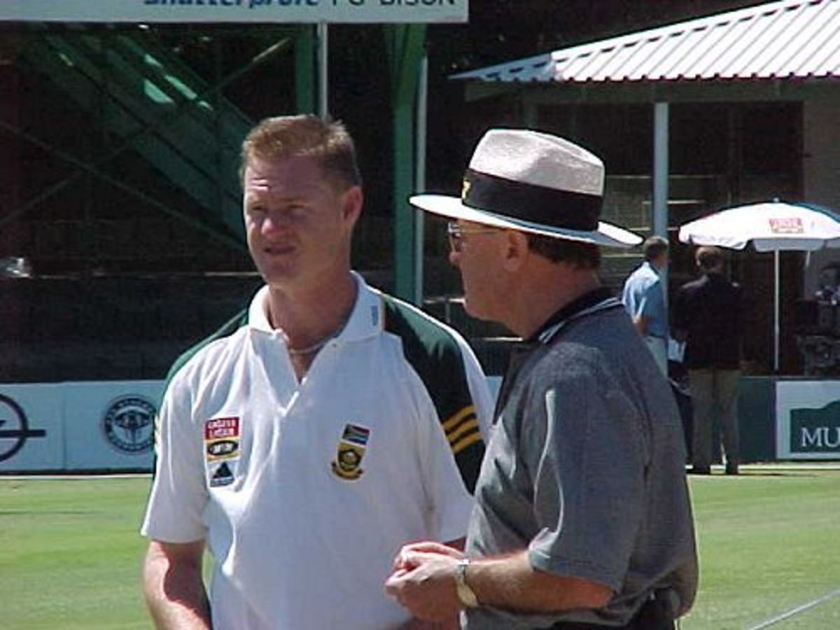 Lance Klusener speaks to Geoffrey Boycott before the start of play on the final day of the Second Test between South Africa and England in Port Elizabeth. (13 December 1999)