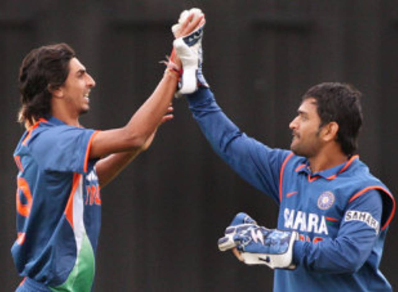 Ishant Sharma and Mahendra Singh Dhoni celebrate Jacob Oram's wicket, New Zealand v India, 4th ODI, Hamilton, March 11, 2009