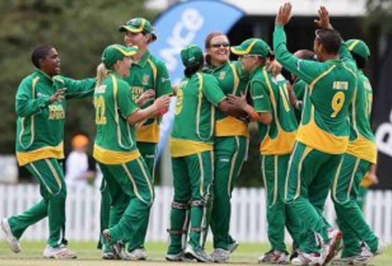 The South Africans celebrate a wicket, New Zealand v South Africa, Group A, women's World Cup, Bradman Oval, Bowral, March 12, 2009