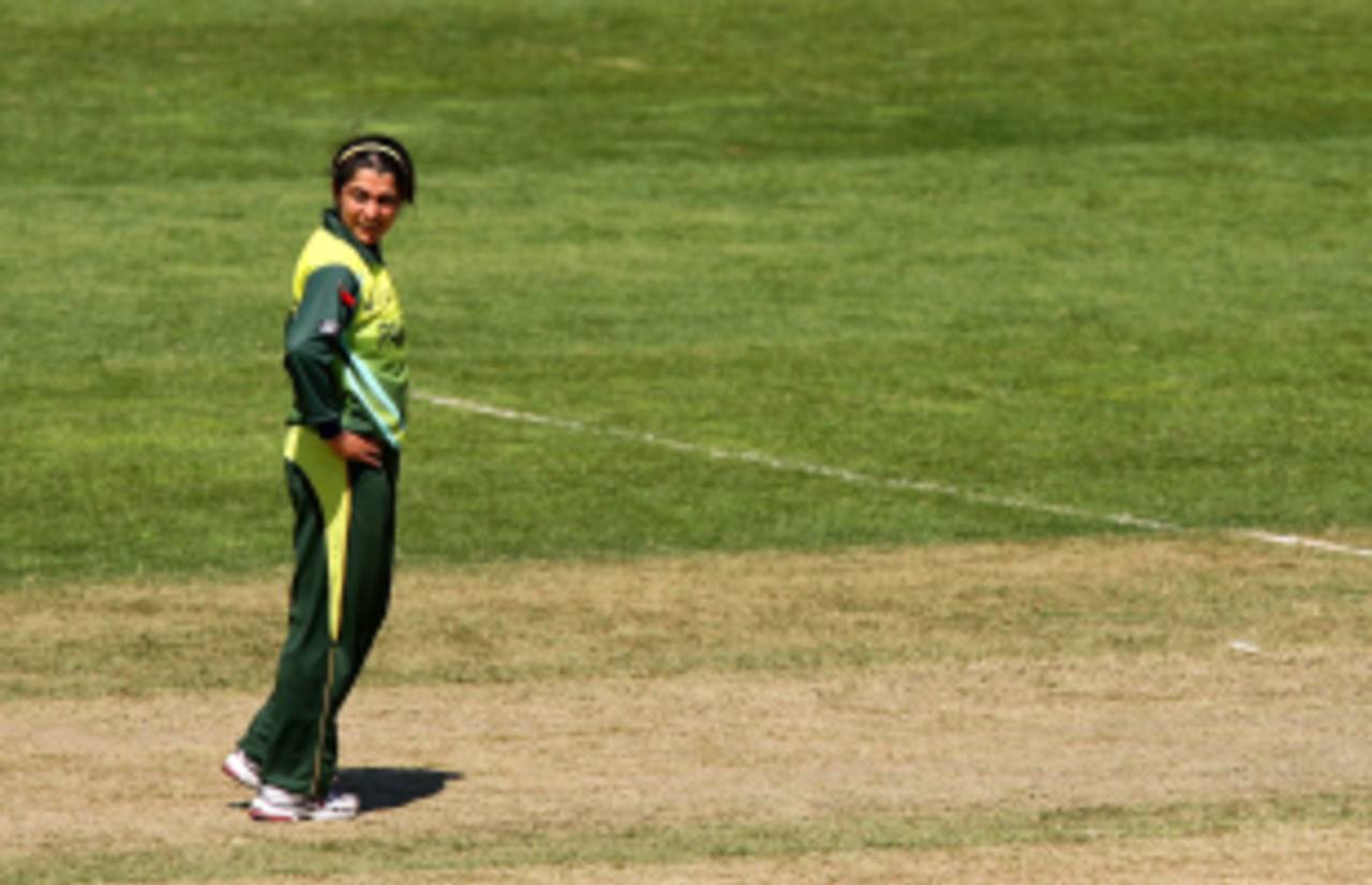 Sana Mir looks frustrated after an appeal in turned down, England v Pakistan, Group B, women's World Cup, Sydney, March 12, 2009