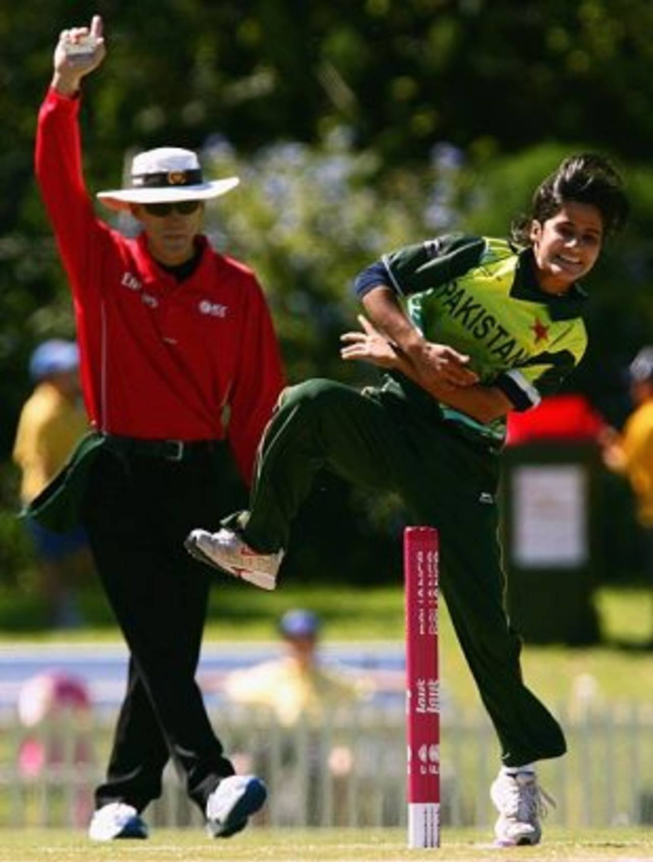 Javeria Khan celebrates Alex Blackwell's run out, Australia v Pakistan, women's World Cup, Super Six, Bankstown Oval, Sydney, March 16, 2009