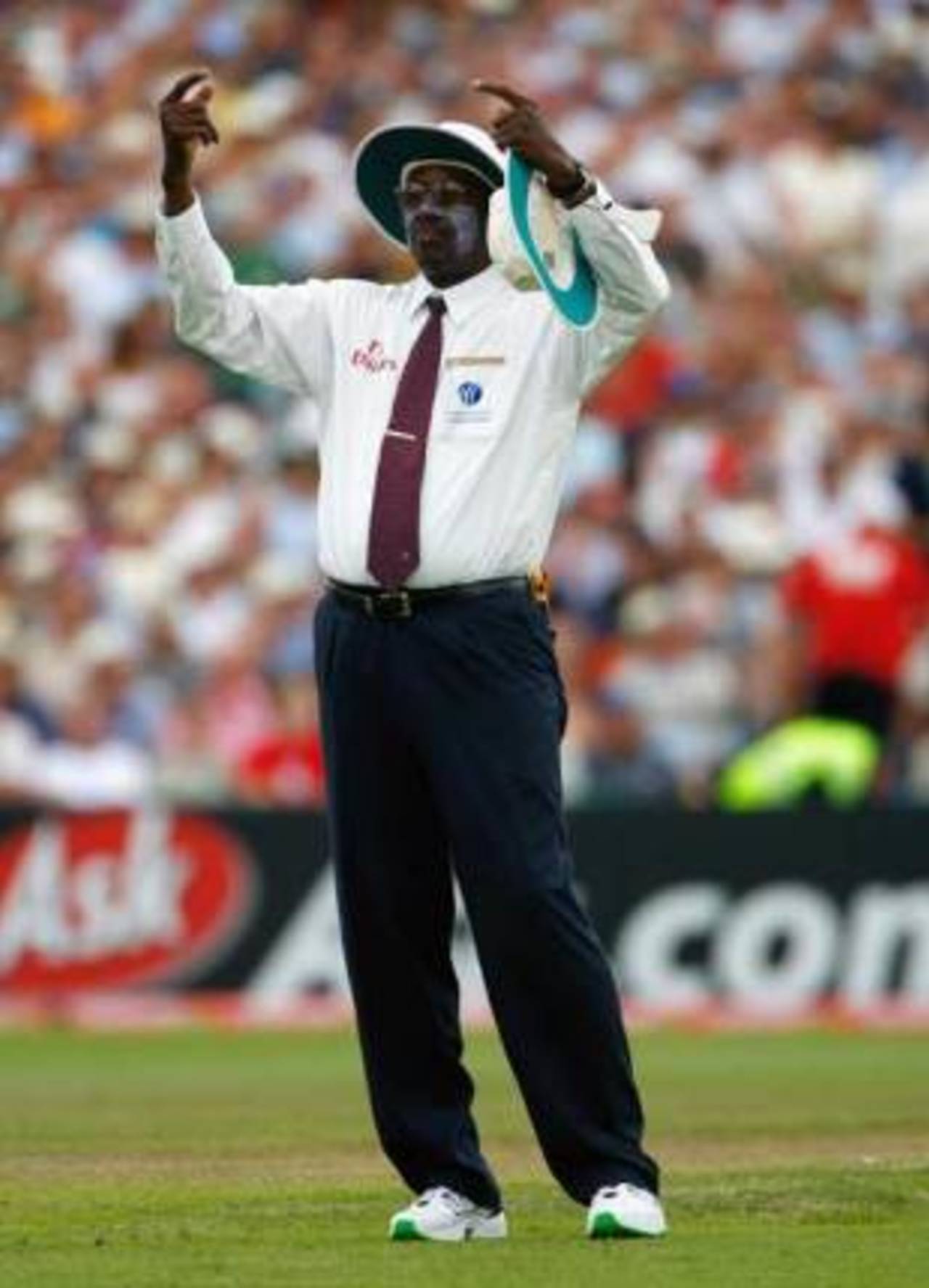 Steve Bucknor signals a six, England v Pakistan, second Test, Old Trafford, 29 July 2006es)