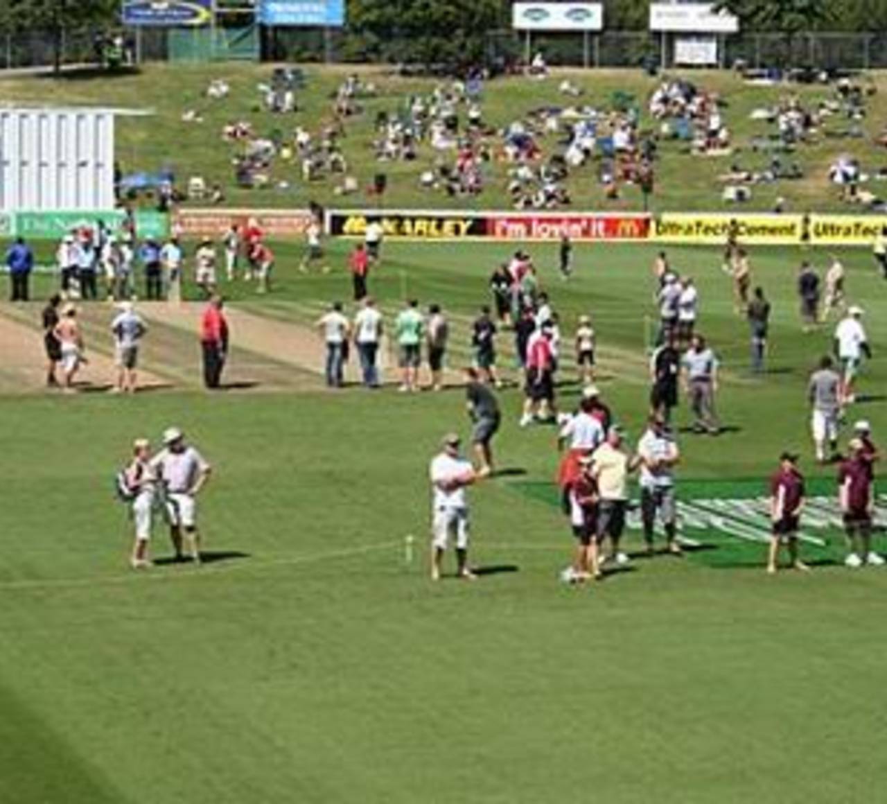 Lunch in Hamilton and time for a pitch invasion of a more genteel kind&nbsp;&nbsp;&bull;&nbsp;&nbsp;ESPNcricinfo Ltd