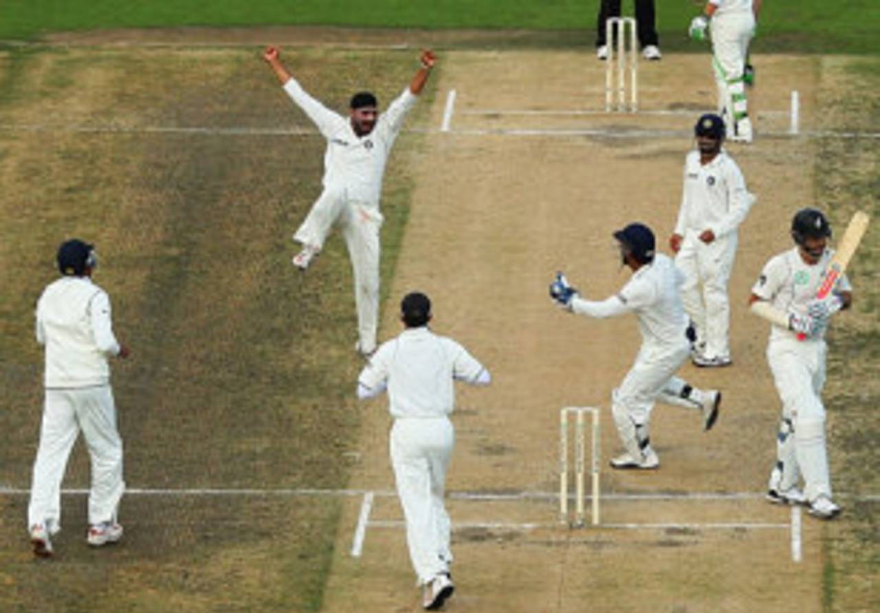 Harbhajan Singh is excited after dismissing Daniel Vettori, New Zealand v India, 1st Test, Hamilton, 4th day, March 21, 2009