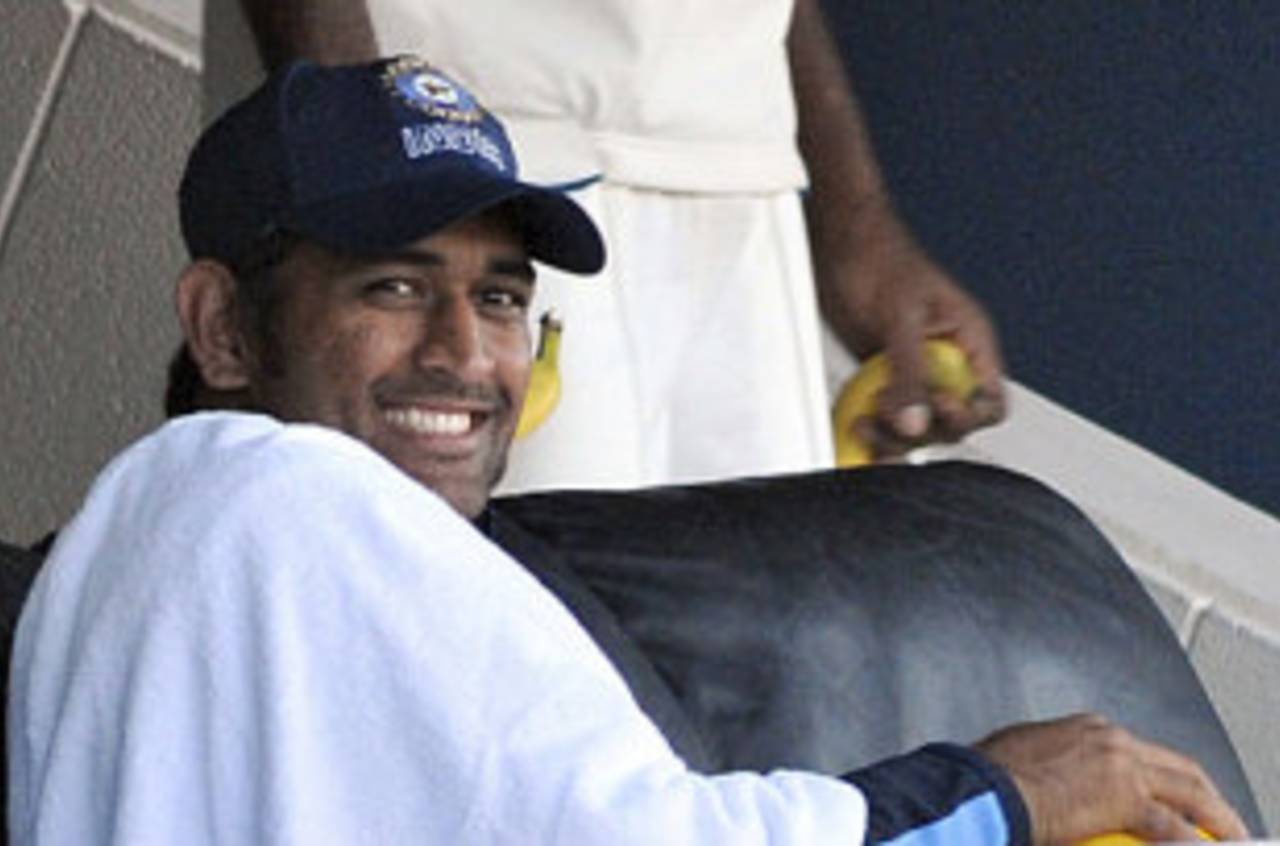 MS Dhoni keeps the cheer despite missing the Test, New Zealand v India, 2nd Test, Napier, 1st day, March 26, 2009