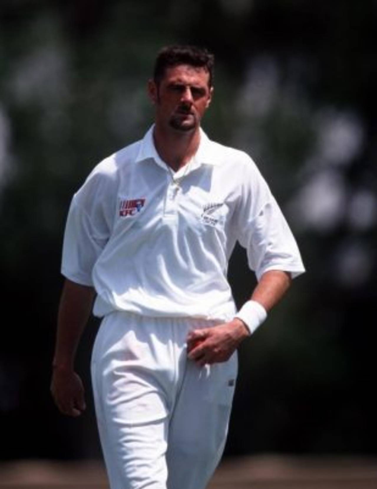 Simon Doull prepares to bowl, Queensland v New Zealand, Cairns, 22 October, 1997