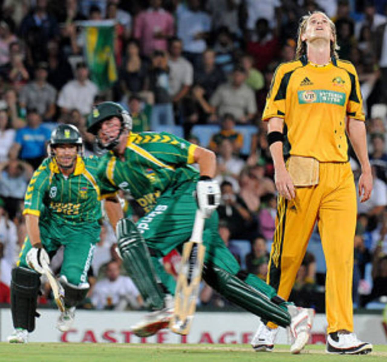 Nathan Bracken looks skywards as the ball goes into orbit, South Africa v Australia, 2nd Twenty20, Centurion, March 29, 2009