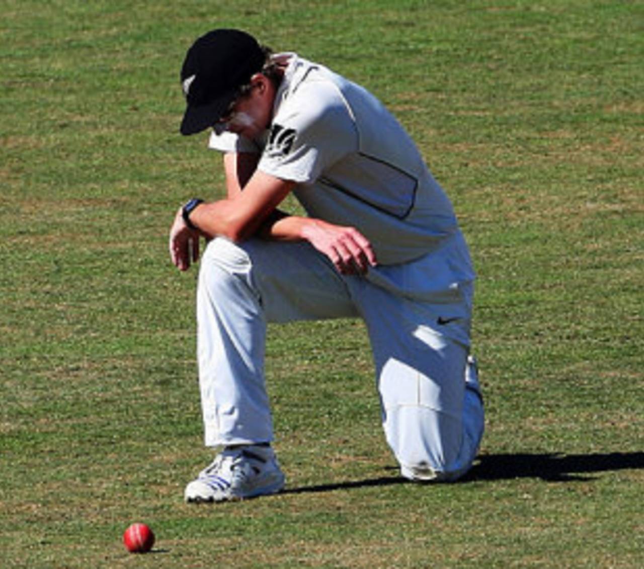 Iain O'Brien is despondent after dropping a sitter, New Zealand v India, 2nd Test, Napier, 5th day, March 30, 2009