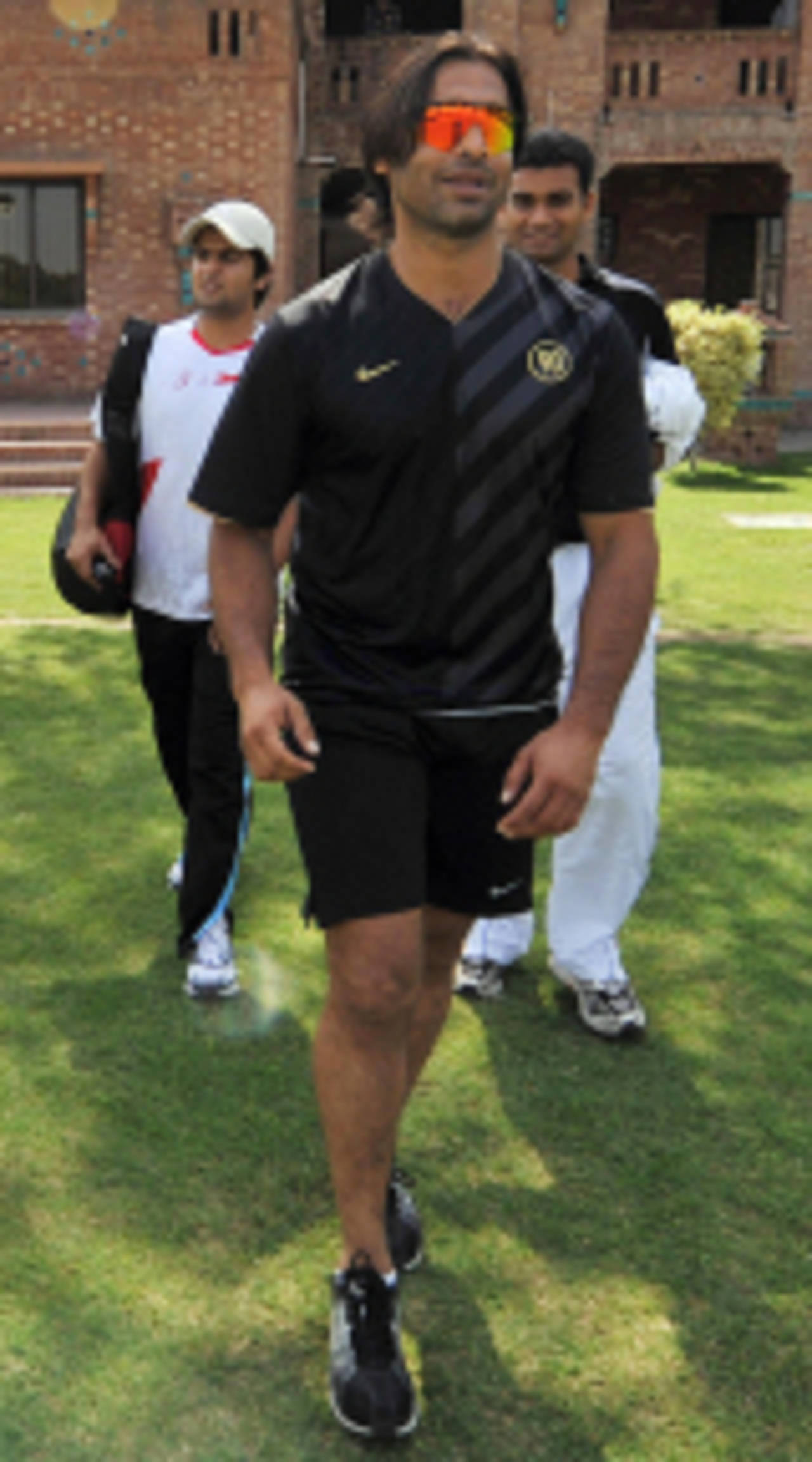 Shoaib Akhtar arrives for a fitness test at the Gaddafi Stadium, Lahore, April 3, 2009