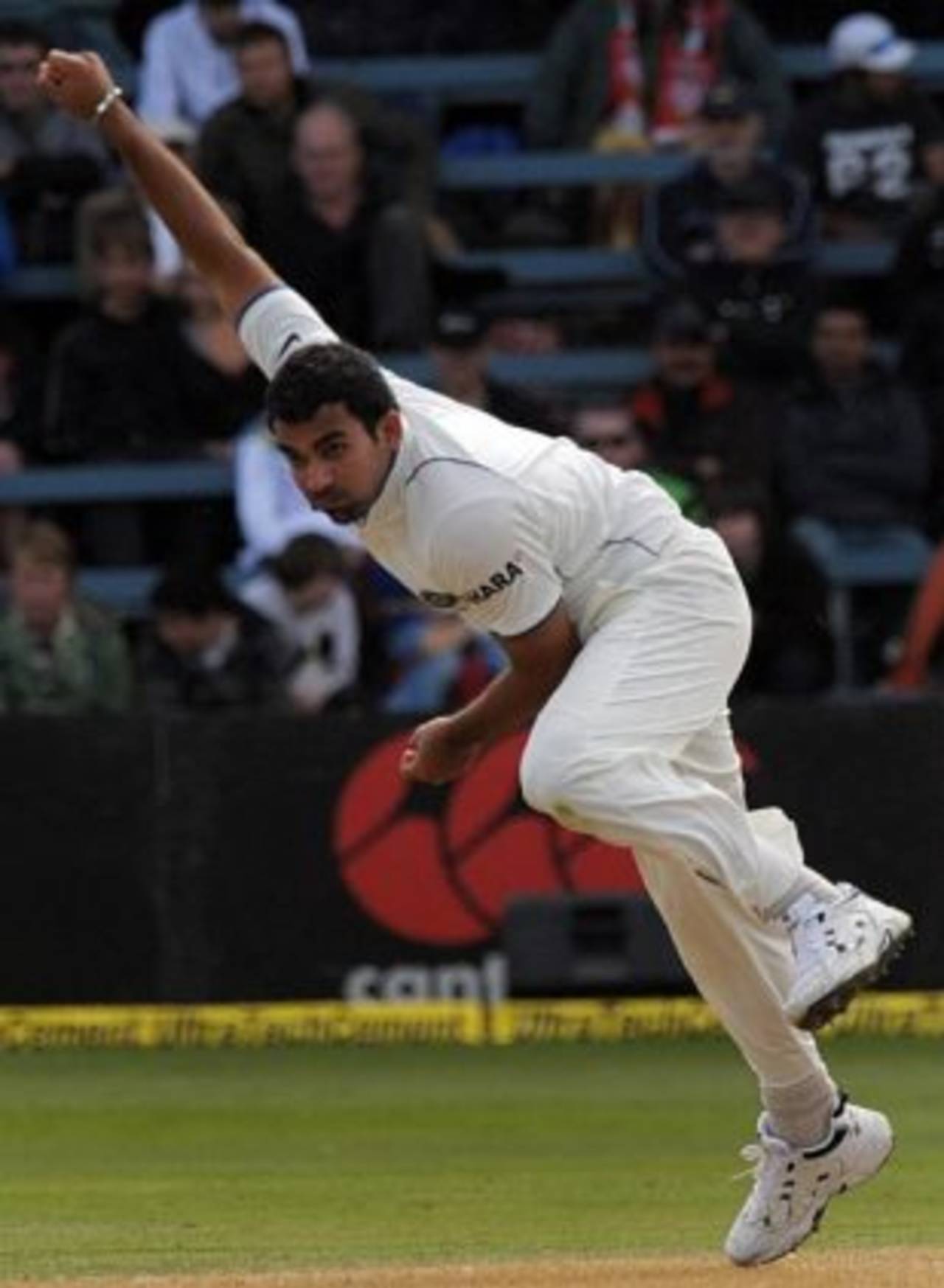 Zaheer Khan bowls, New Zealand v India, 3rd Test, Wellington, 2nd day, April 4, 2009