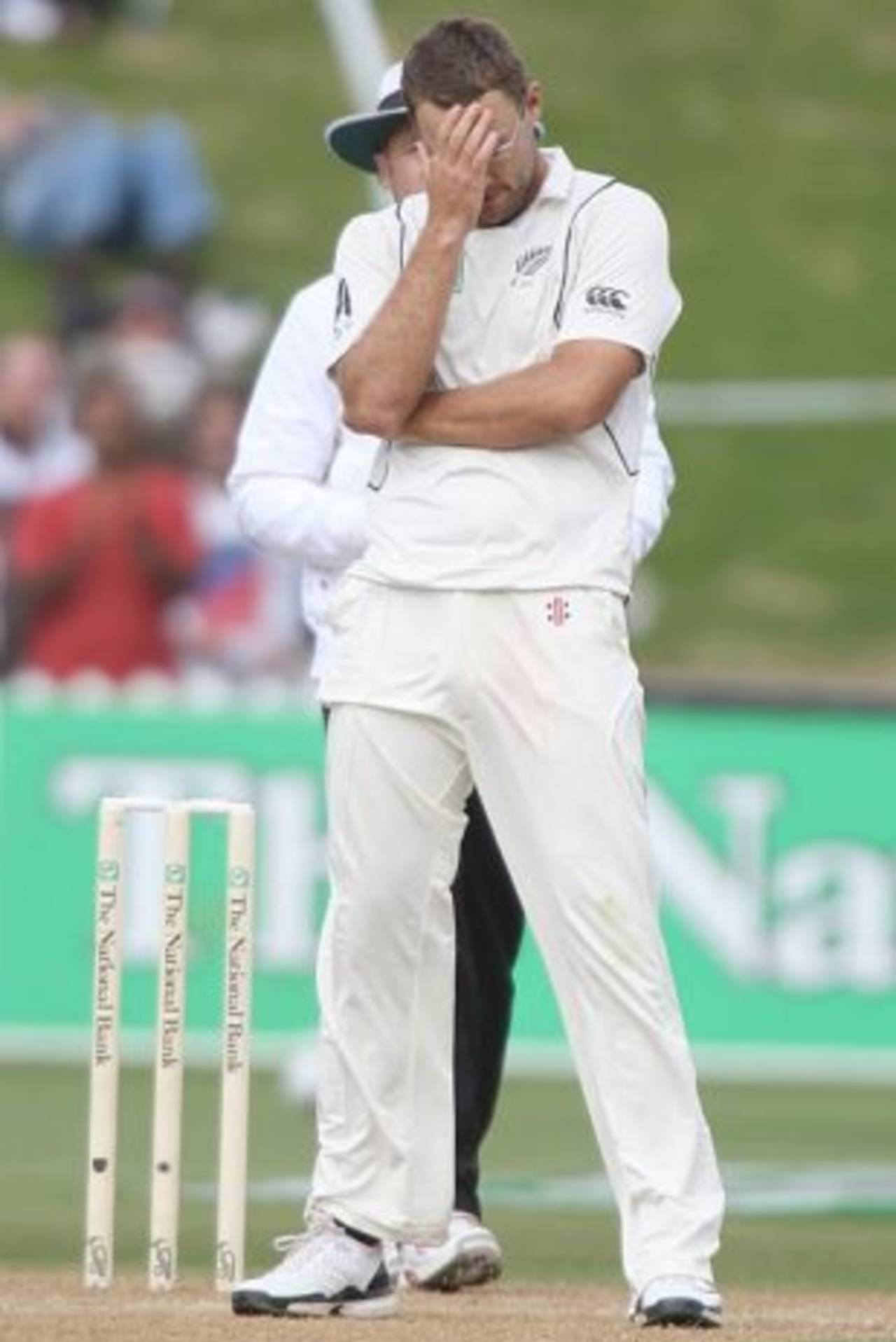 Daniel Vettori is disappointed, New Zealand v India, 3rd Test, Wellington, 3rd day, April 5, 2009