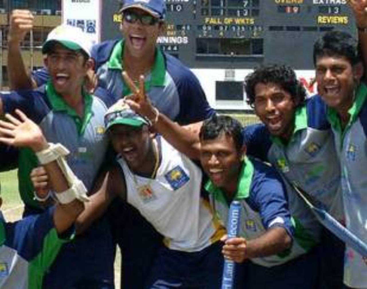 Wayamba players after their five-wicket win in the final&nbsp;&nbsp;&bull;&nbsp;&nbsp;ESPNcricinfo Ltd