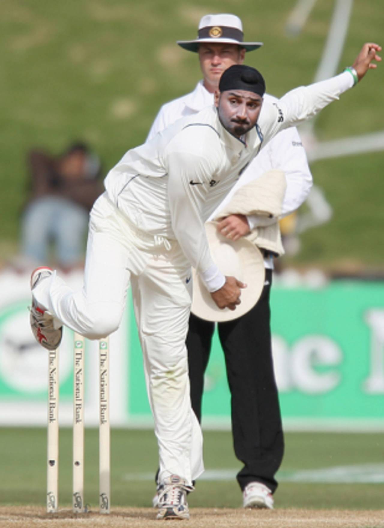 Harbhajan Singh toils hard, New Zealand v India, 3rd Test, Wellington, 4th day, April 6, 2009