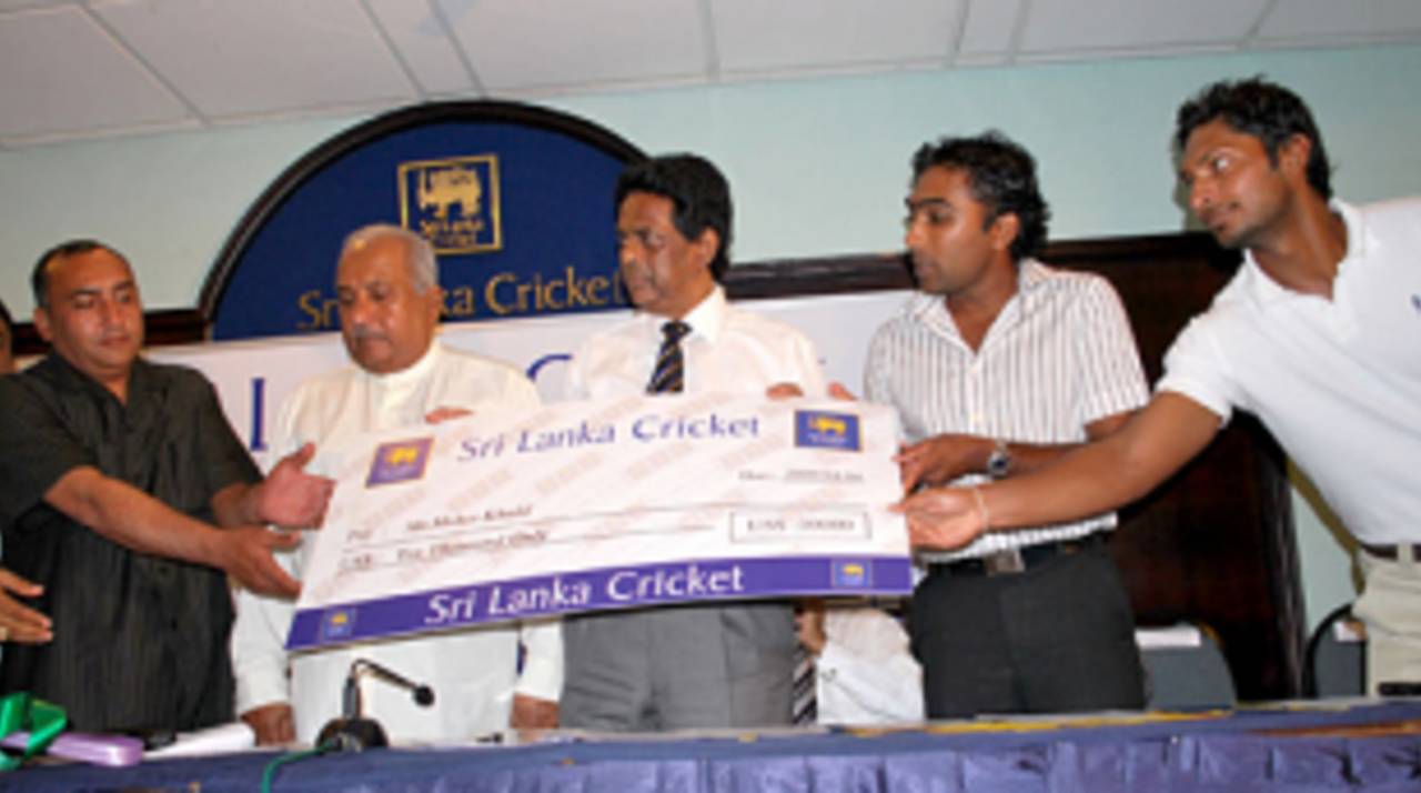 Meher Mohammad Khalil (extreme left) receives a cheque from Kumar Sangakkara and Mahela Jayawardene&nbsp;&nbsp;&bull;&nbsp;&nbsp;Manoj Ridimahaliyadda/ESPNcricinfo Ltd