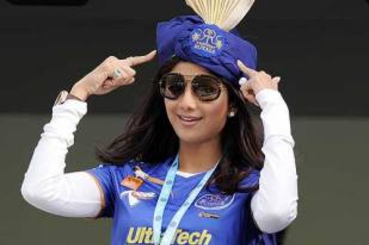 Shilpa Shetty lets everyone know who she's rooting for, Bangalore Royal Challenger v Rajasthan Royals IPL, 2nd game, Cape Town, April 18, 2009