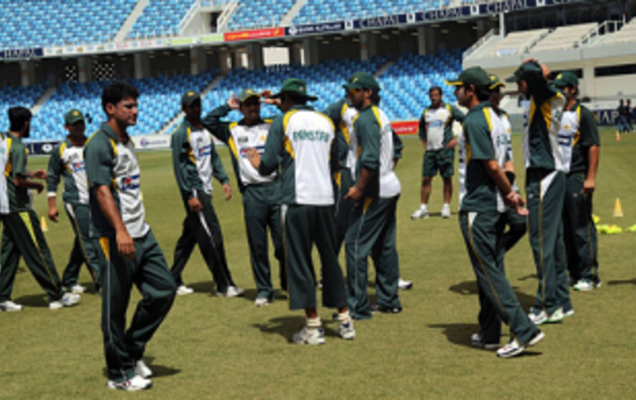 Pakistan players come together during the nets session, Dubai, April 21, 2009