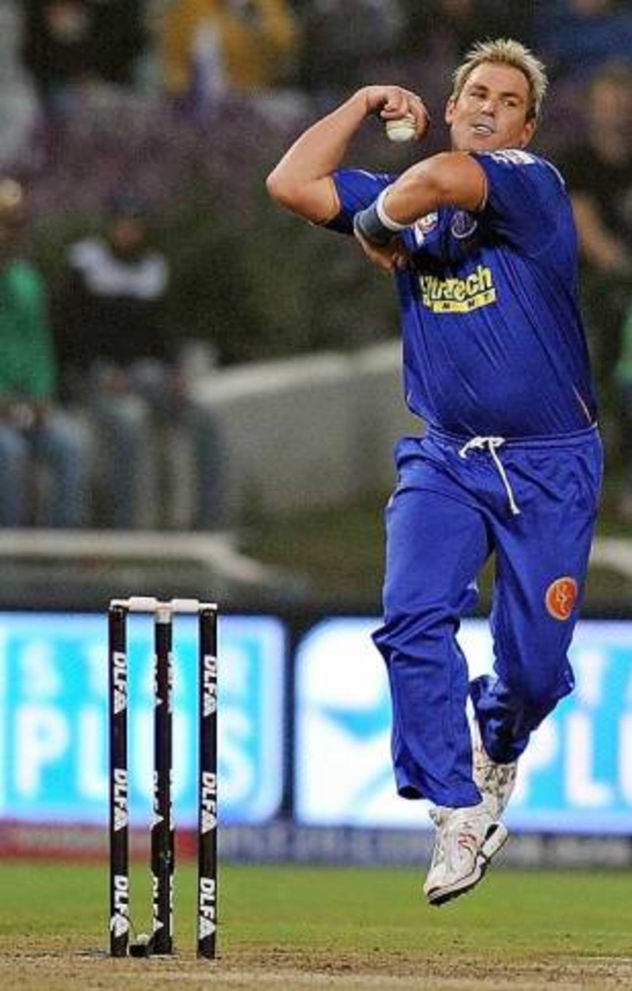 Shane Warne comes in to bowl against Kolkata, Kolkata Knight Riders v Rajasthan Royals, IPL, 10th match, Cape Town, April 23, 2009