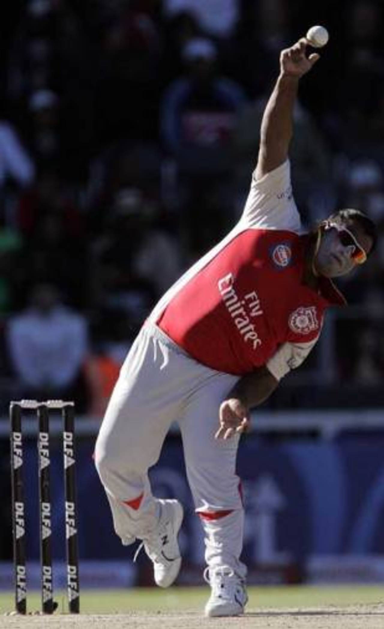 Ramesh Powar keep tossing it up despite the batsmen looking to attack&nbsp;&nbsp;&bull;&nbsp;&nbsp;Associated Press