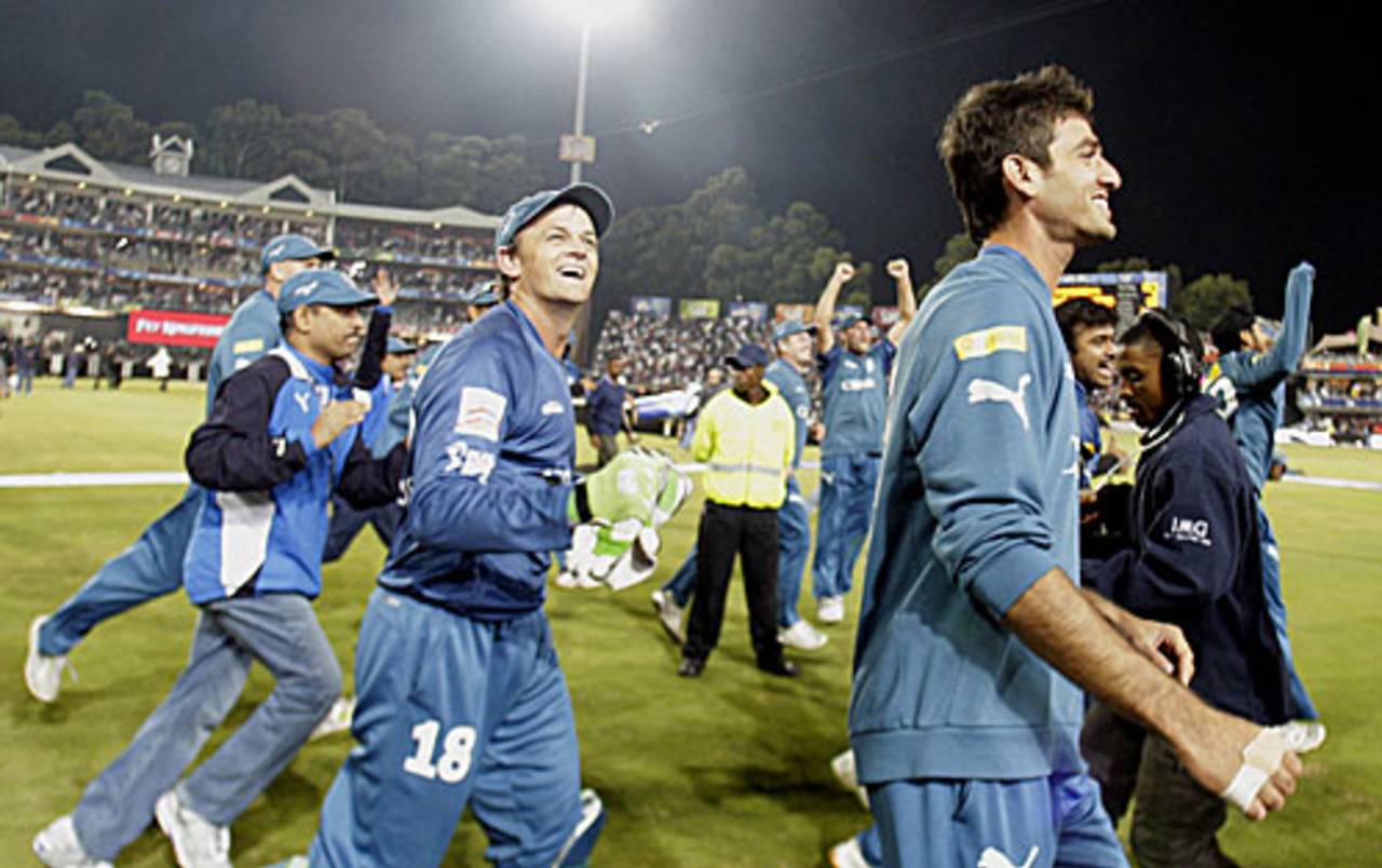 Adam Gilchrist and the Deccan Chargers do the lap of honour, Royal Challengers Bangalore v Deccan Chargers, IPL, final, Johannesburg, May 24, 2009