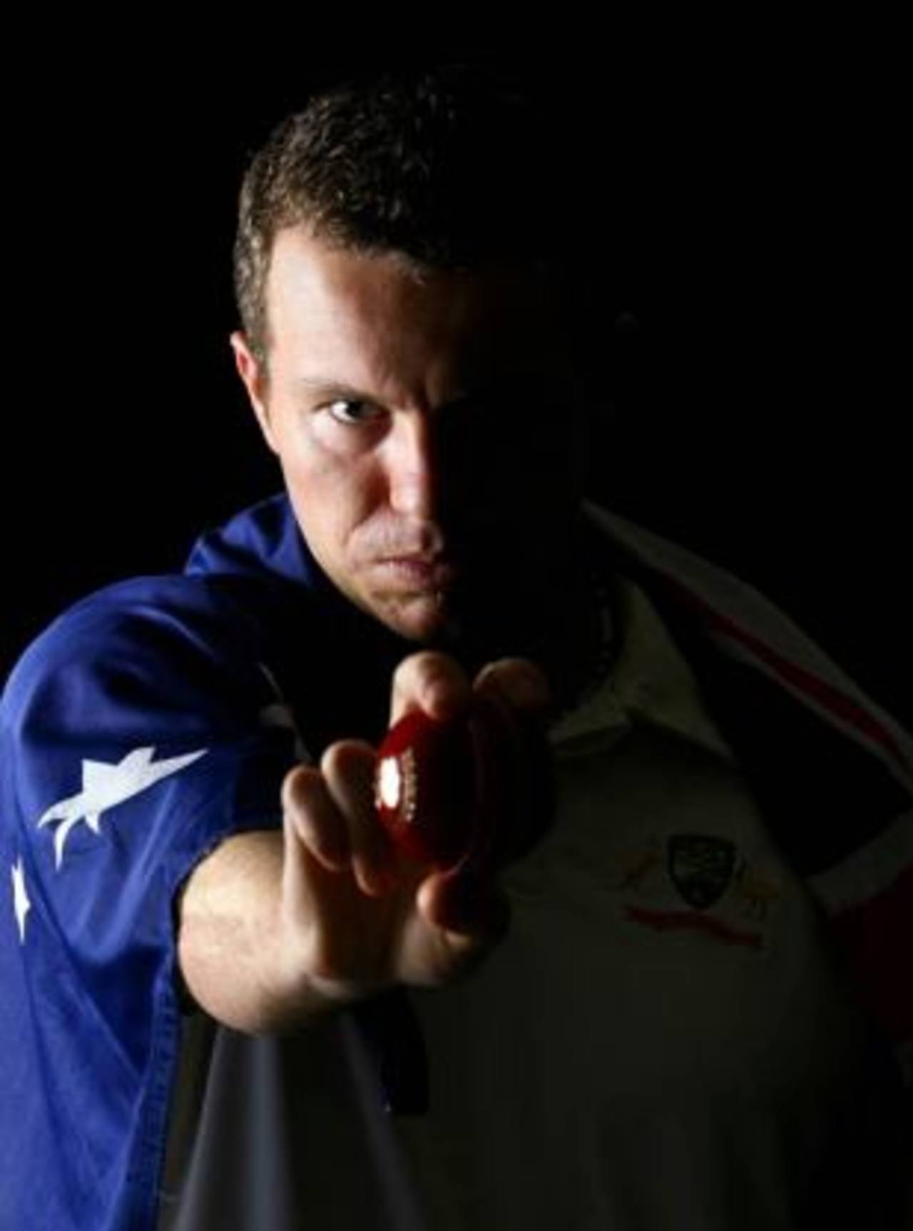 Peter Siddle poses draped in the Australian flag, Coolum, May 25, 2009
