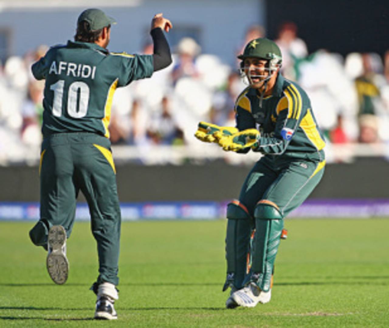 Kamran Akmal celebrates with Shahid Afridi the run-out of AB de Villiers, South Africa v Pakistan, ICC World Twenty20, Trent Bridge, June 1, 2009