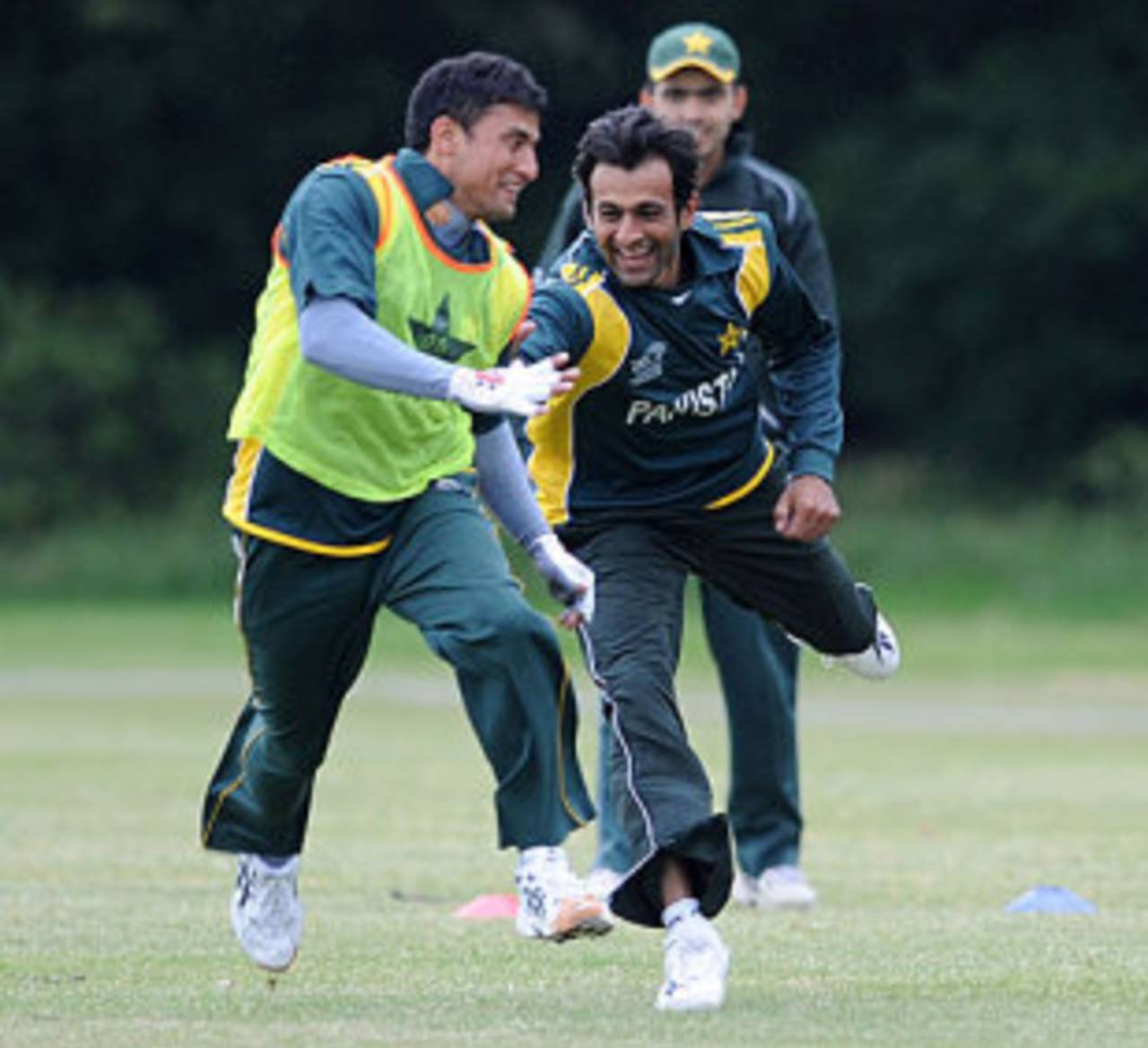 Yasir Arafat and Shoaib Malik find time for fun, London, June 5, 2009