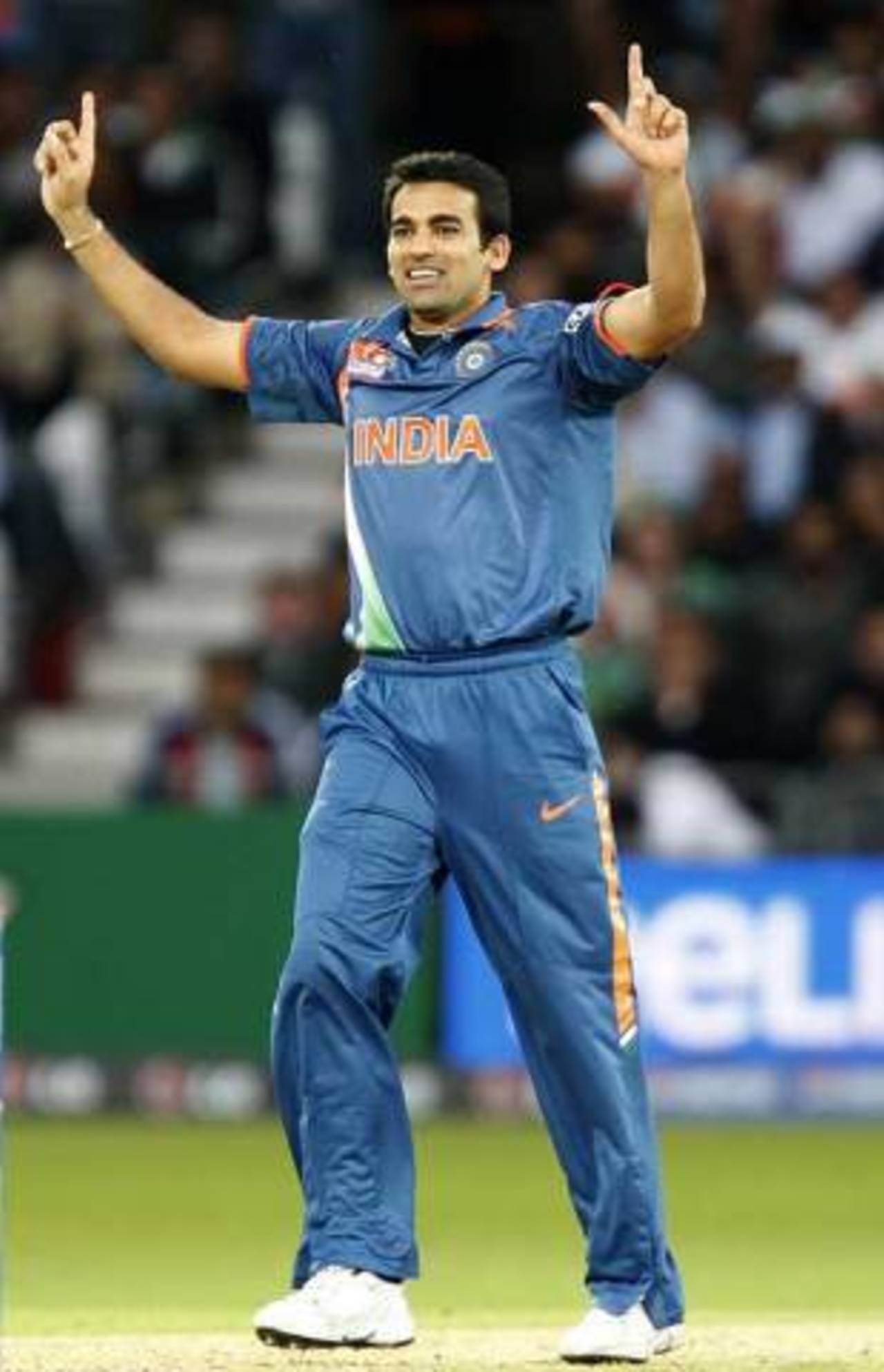 Zaheer Khan, making a comeback from his shoulder injury, took two wickets to keep Gujarat down to 160&nbsp;&nbsp;&bull;&nbsp;&nbsp;Associated Press