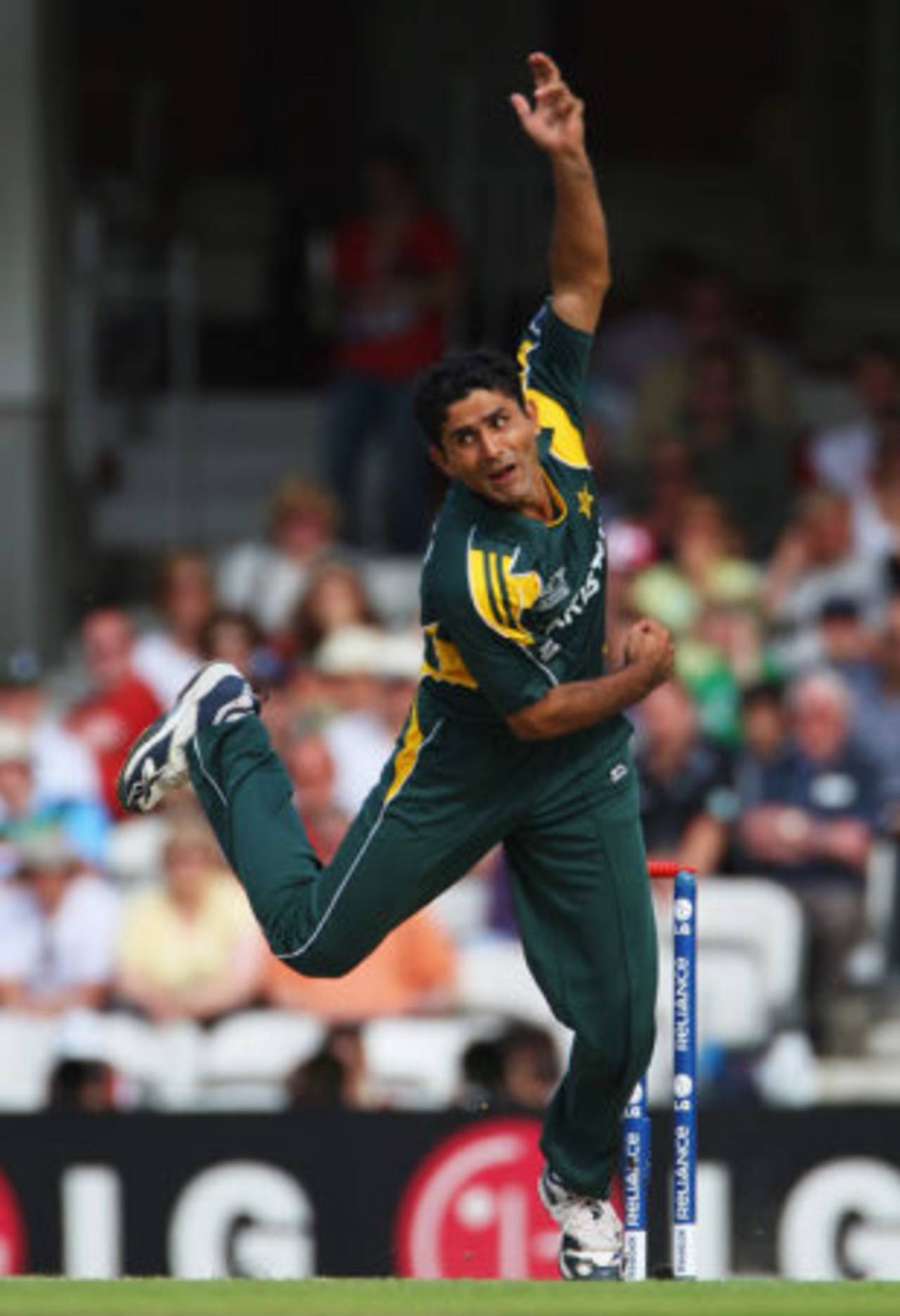 Abdul Razzaq in his delivery stride, New Zealand v Pakistan, ICC World Twenty20 Super Eights, The Oval, June 13, 2009