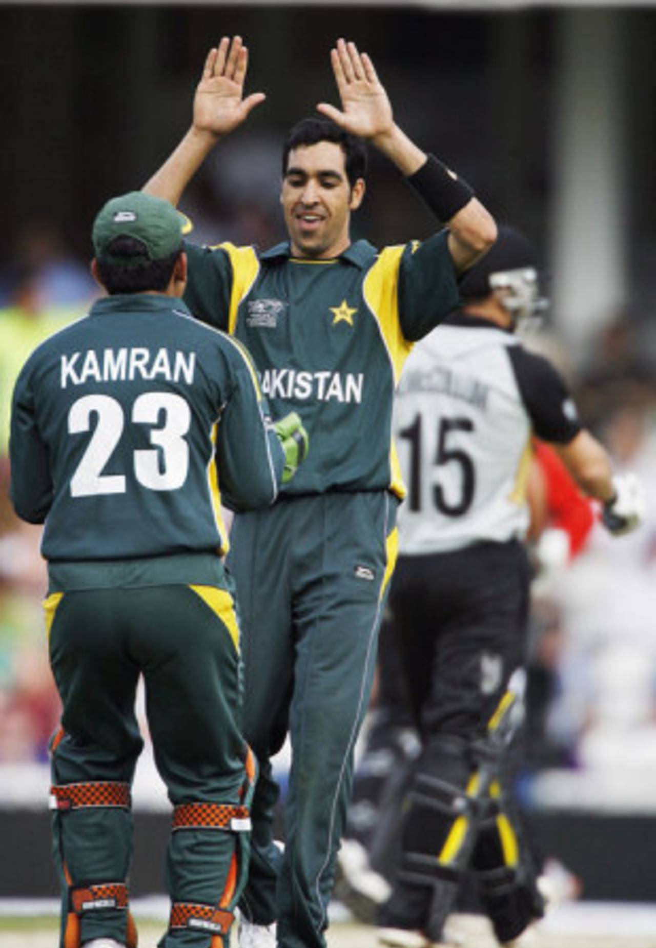 Umar Gul picks up a wicket, New Zealand v Pakistan, ICC World Twenty20 Super Eights, The Oval, June 13, 2009