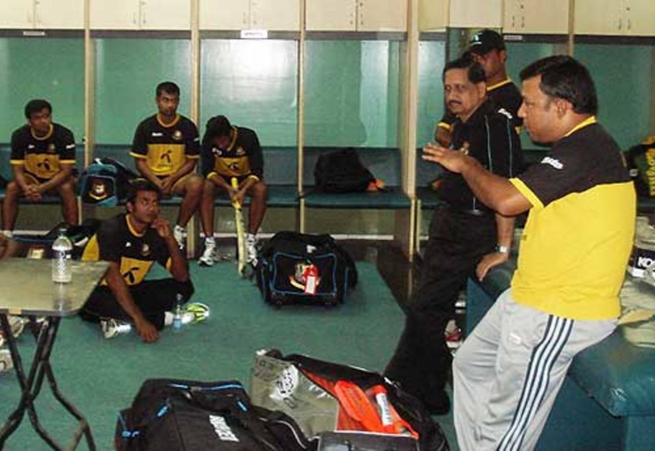 Khaled Mahmud addresses the squad&nbsp;&nbsp;&bull;&nbsp;&nbsp;Bangladesh Cricket Board