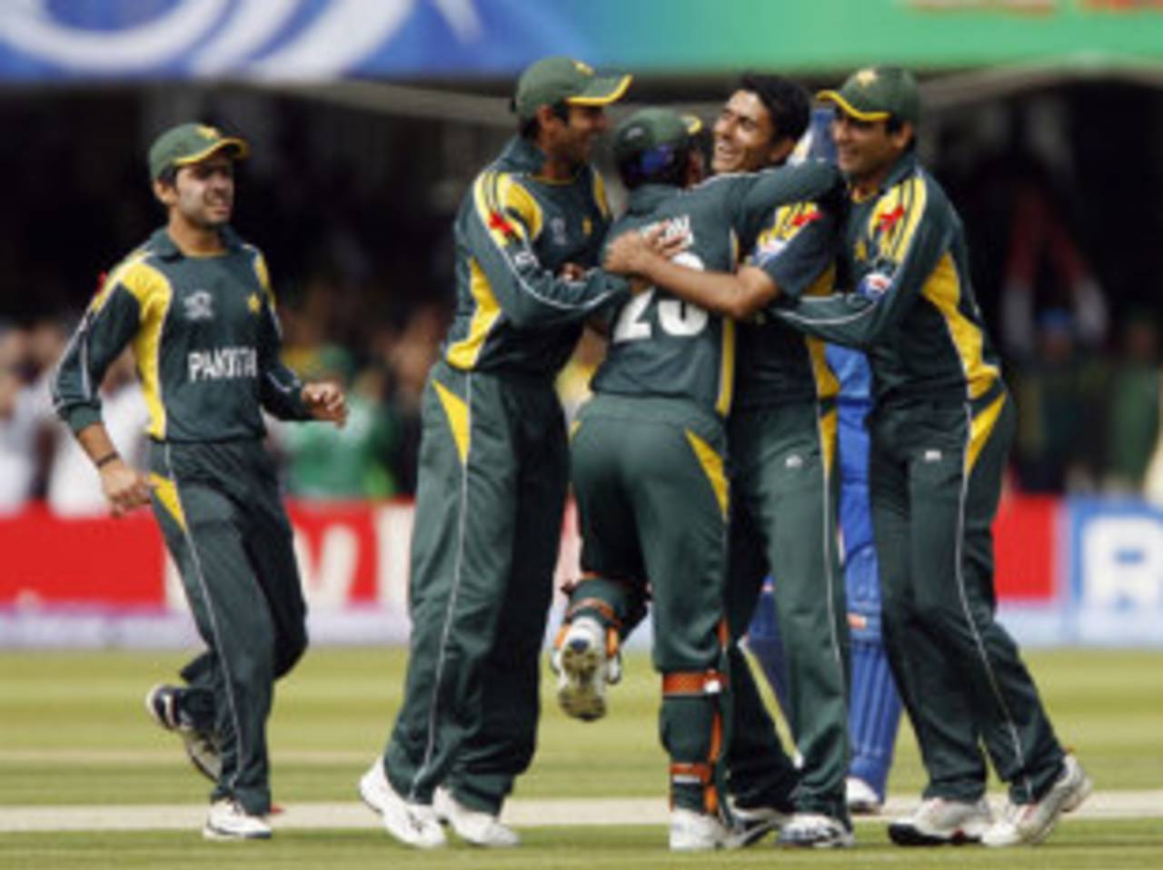 Abdul Razzaq celebrates the wicket of Sanath Jayasuriya with his team, Pakistan v Sri Lanka, ICC World Twenty20 final, Lord's, June 21, 2009 