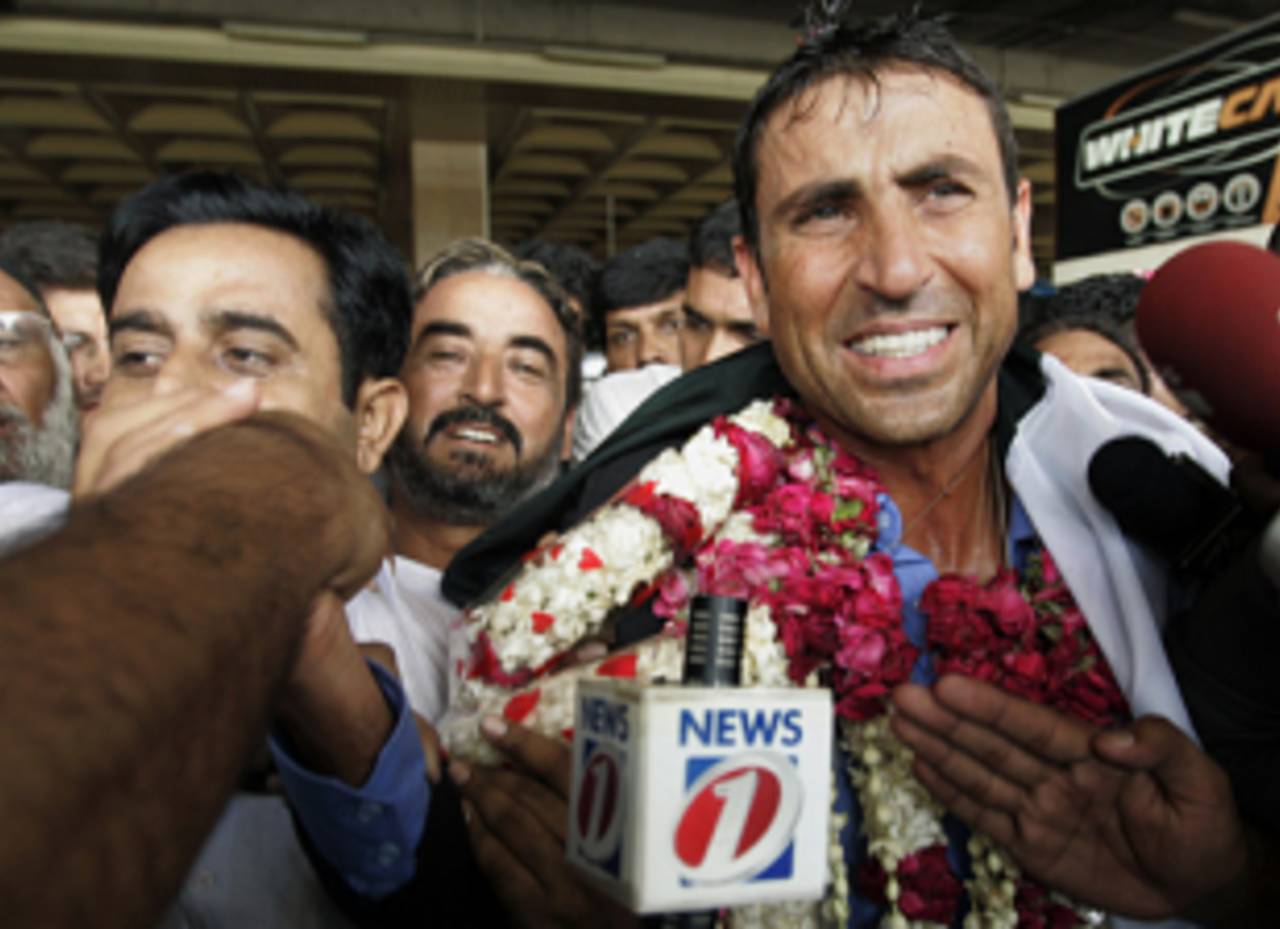 Younis Khan returns to a hero's welcome at Karachi Airport, Karachi, June 23, 2009