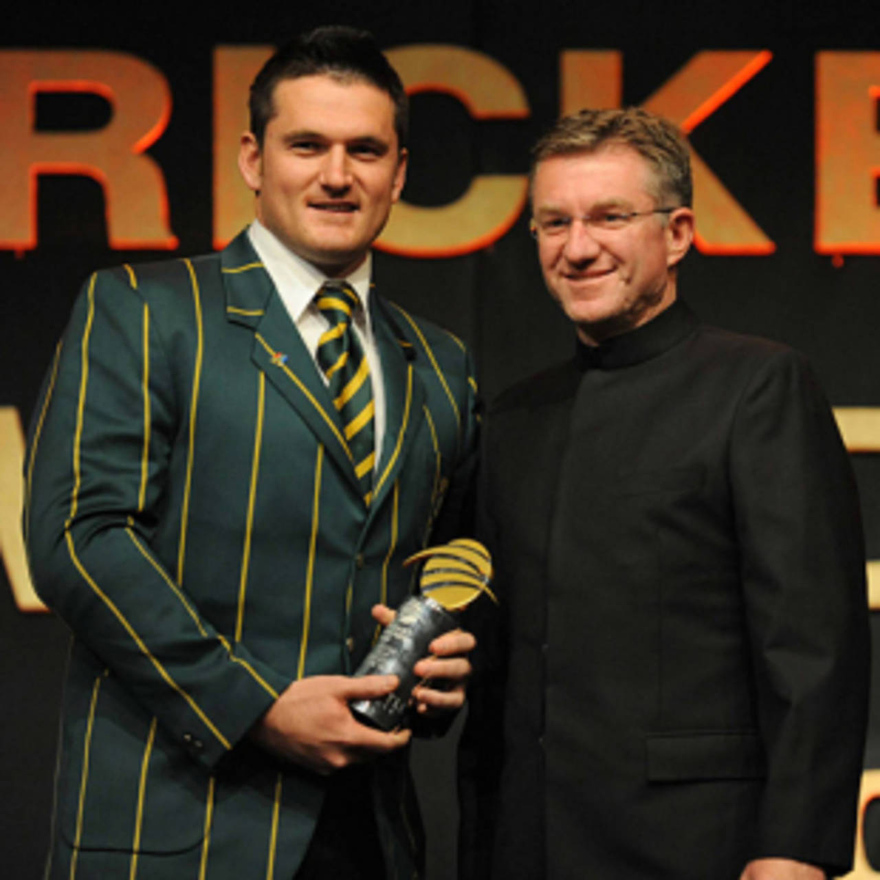 Graeme Smith receives the award for Test Cricketer of the Year at the 2009 SA Cricket Awards, Johannesburg, June 30, 2009