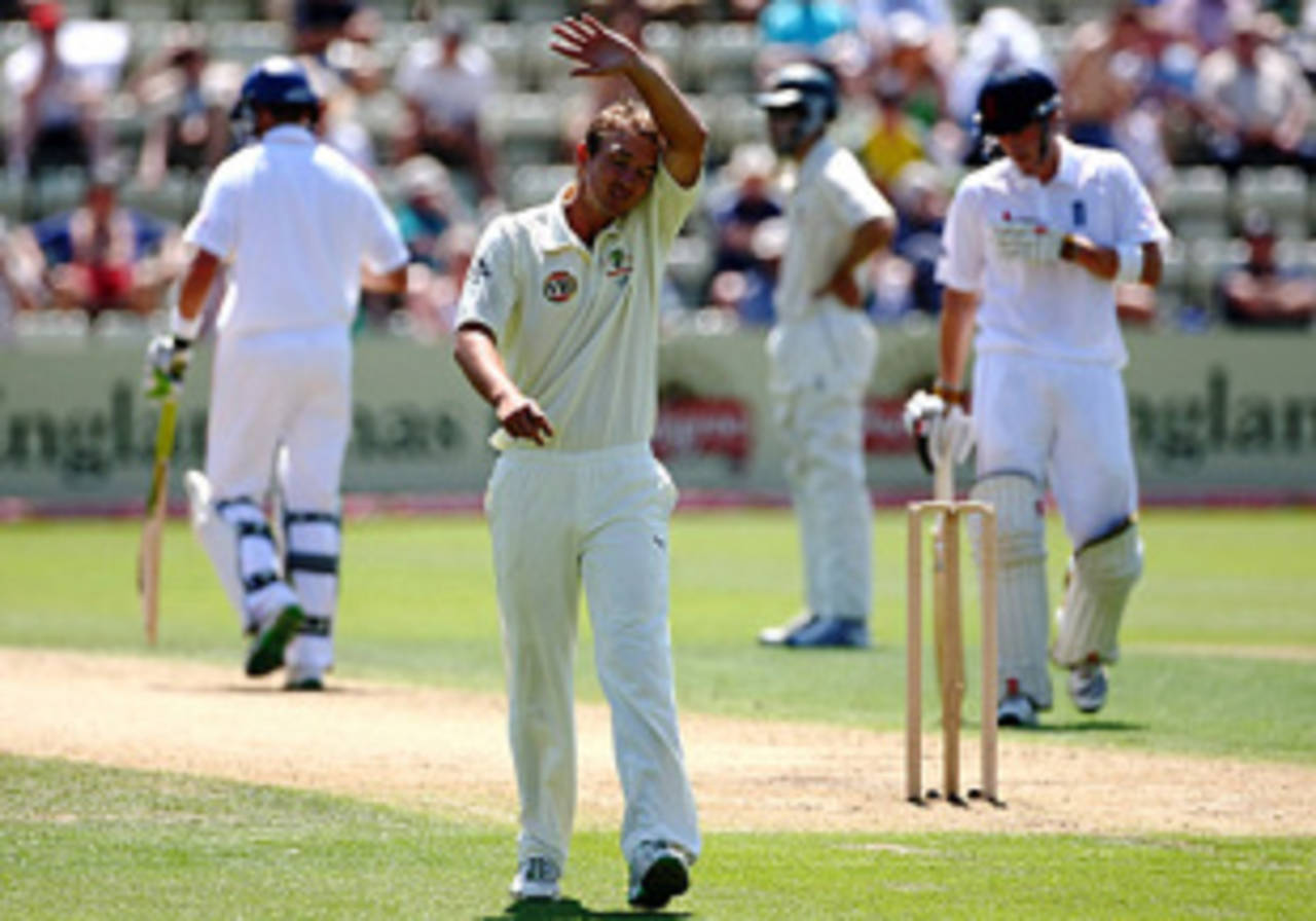 Nathan Hauritz mops his brow as the Australians went wicketless on the second morning at New Road, England Lions v Australians, New Road, 2nd day, July 2, 2009